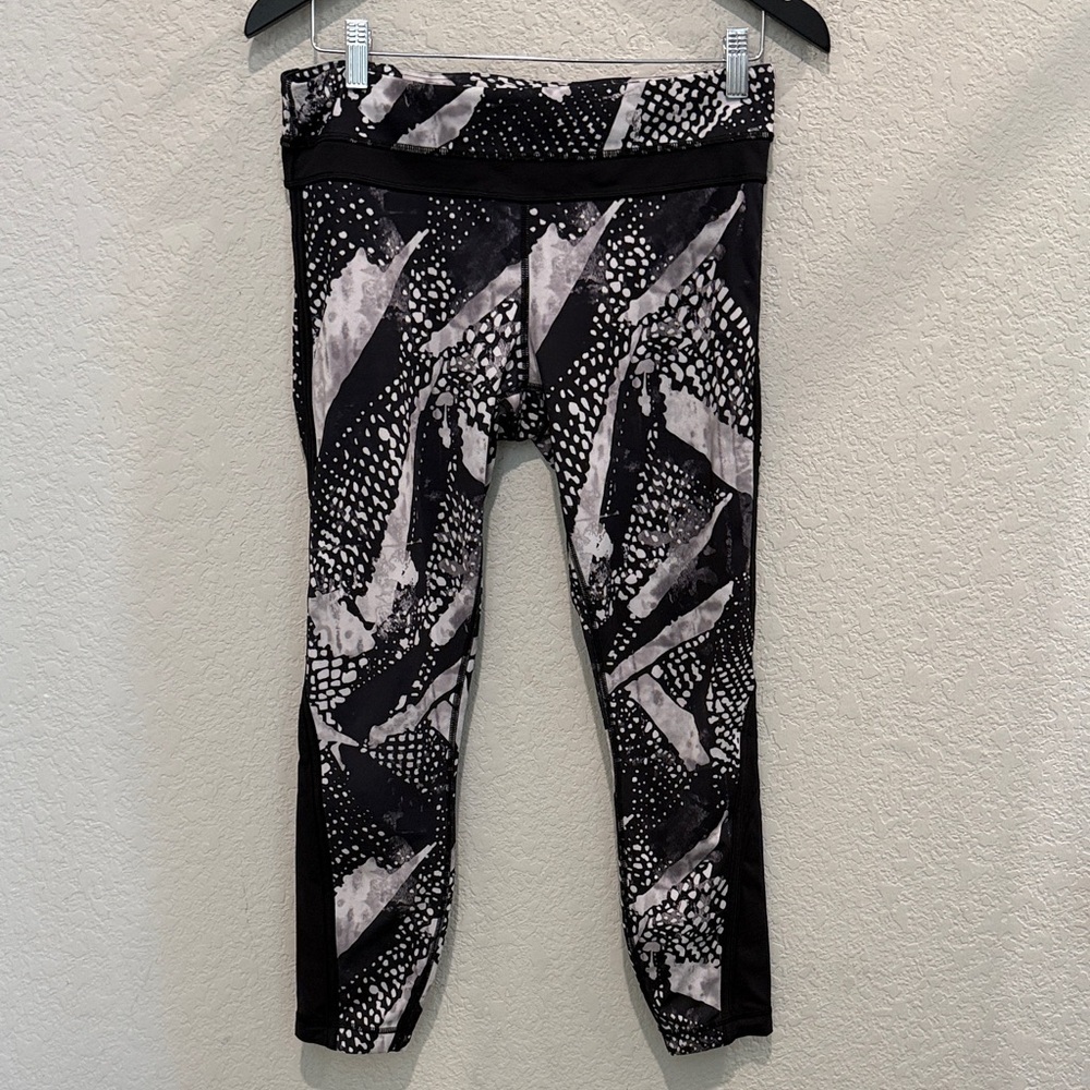Lululemon Stylish Black and Gray Leggings size 8